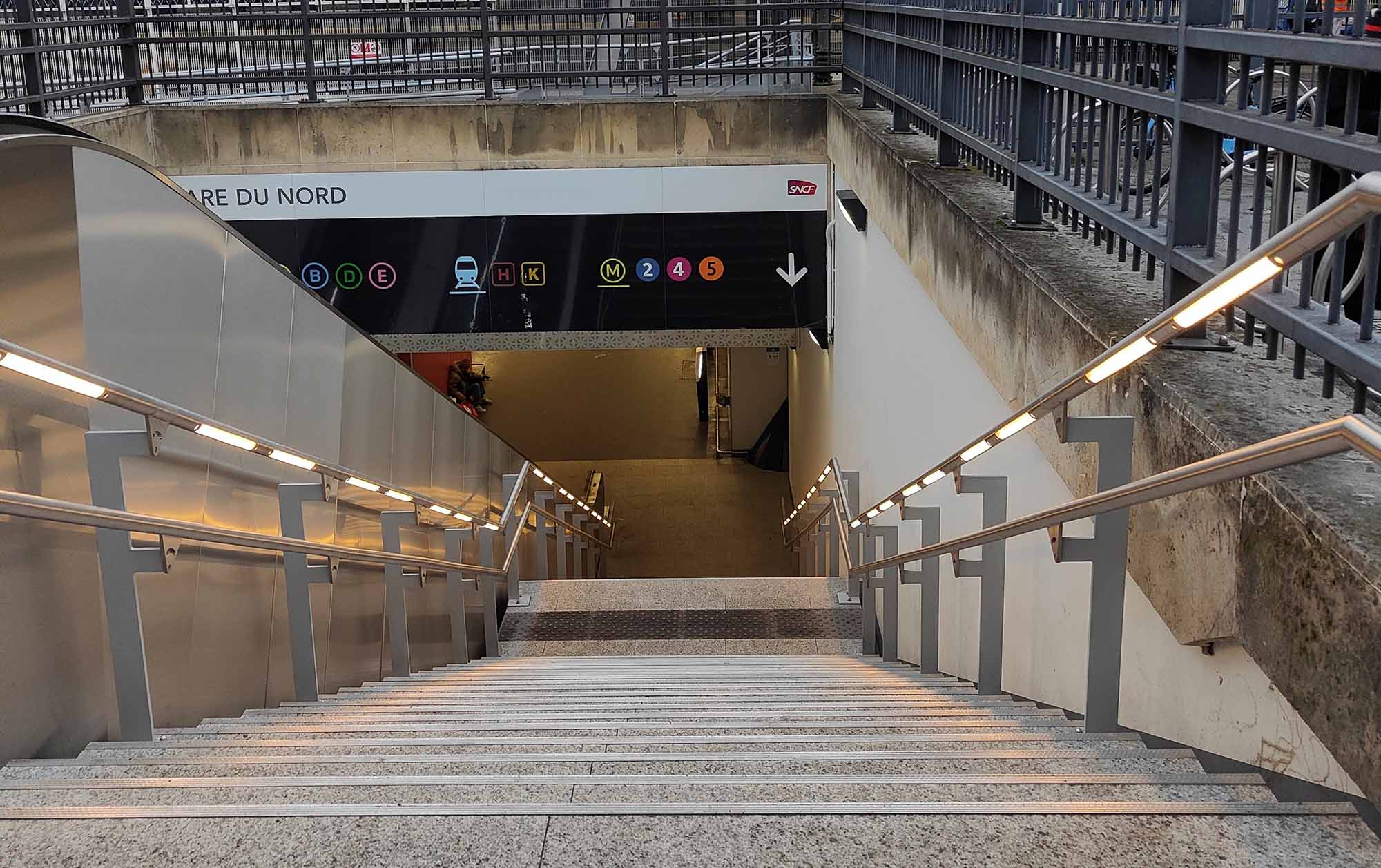 Gare du Nord (Paris) – main courante éclairée aux normes SNCF